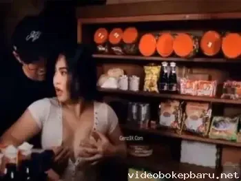Diam-diam dengan pemilik toko serba ada payudara besar
